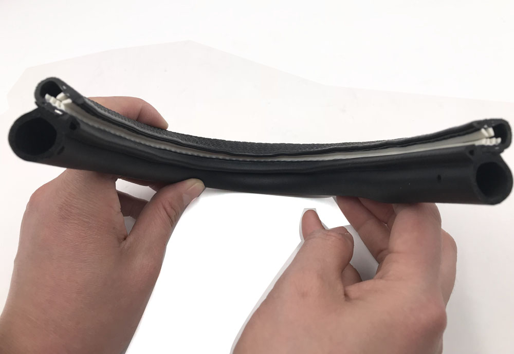 86 co-extruded pvc plastic edge trim rubber seal with white steel belt surface smooth.jpg